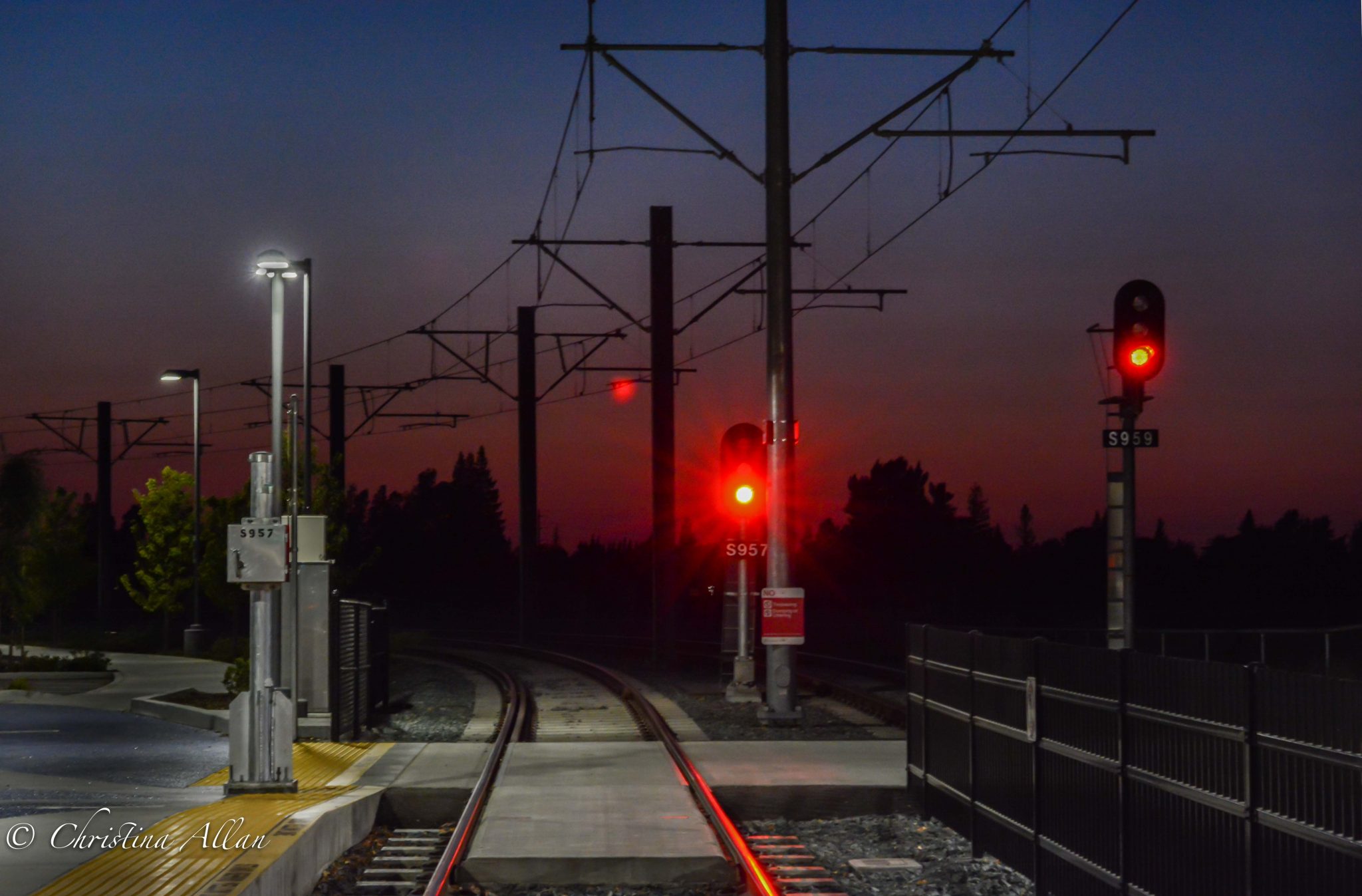 light-rail-crossing-red-light-allan-sacramento-street-scenesdsc_5136