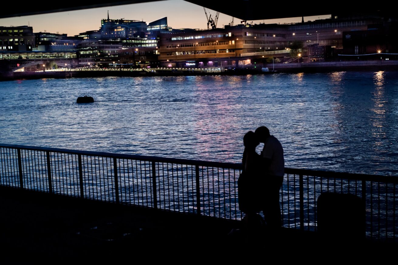 couple kissing happy valentines day london night photography