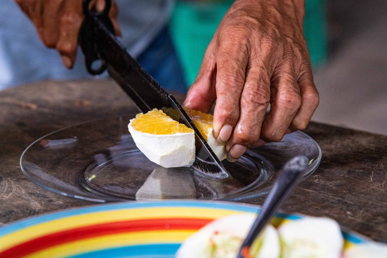 Hand Cutting orange Peru-7153