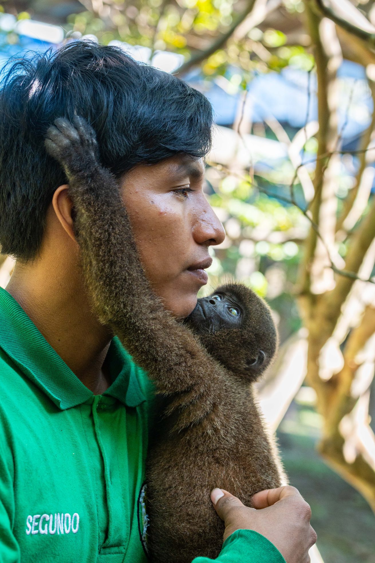 Holding Squirrel monkey Peru-6653