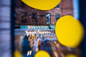 New York, Manhattan, travel photography, travel photographer, urban, classic travel, chris allan, yayoi kusamo, imagesbychrisa.com, city, classic travel, street photography, photographer, manhattan, iconic travel, Louis Vuitton, shop window, Meatpacking District, abstract, reflection, colorful, yellow