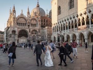 venice photography, venice photos, travel photos, lesbian photographer, gay photographer, Married couple, Venice Italy, going to St. Mark's square