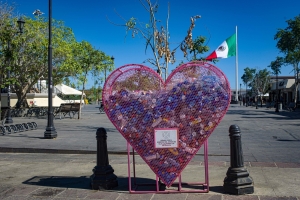 recycling heart, plaza mijares, Baja California Sur, Los Cabos,mexico, arts, art scene, san jose del cabo, travel photography, culture, lesbian photographer