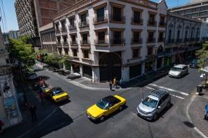taxis, intersection, el centro, downtown, daytime, buildings, Guadalajara, mexico, photojournalism, travel, tourism, jalisco, chris allan, imagesbychrisa.com, photography, documentary