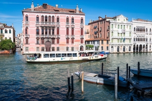 venice photography, venice photos, travel photos, lesbian photographer, gay photographer, Zaporetto pink building grand canal Venice- Italy